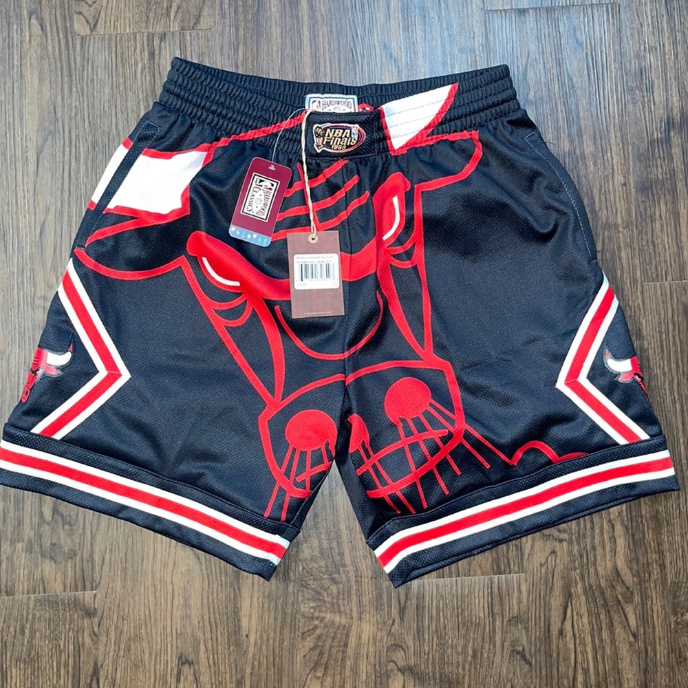 MITCHELL AND NESS BULLS BIG FACE SHORTS SIZE LARGE